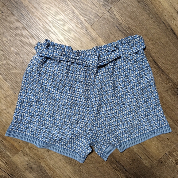 Max Studio shorts, size Large - Picture 2 of 5